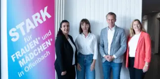 Täglicher Einsatz für Gleichstellung und Gleichberechtigung: v.l.n.r.: Arsu Vasi, Luzia Rott, Fachreferentin für die Umsetzung der Istanbul-Konvention, Oberbürgermeister Dr. Felix Schwenke und die Leiterin des Frauenbüros, Dr. Inga Halwachs. Foto: Stadt Offenbach / Yannick Bill 
