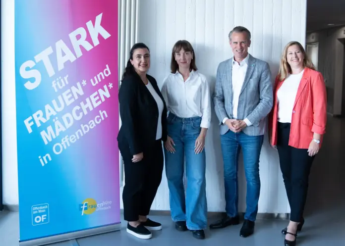 Täglicher Einsatz für Gleichstellung und Gleichberechtigung: v.l.n.r.: Arsu Vasi, Luzia Rott, Fachreferentin für die Umsetzung der Istanbul-Konvention, Oberbürgermeister Dr. Felix Schwenke und die Leiterin des Frauenbüros, Dr. Inga Halwachs. Foto: Stadt Offenbach / Yannick Bill 