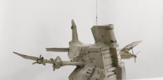 Hans-Jörg Georgi, Flugzeugobjekt aus Pappe, 20. Jahrhundert, Copyright: Hans-Jörg Georgi, Atelier Goldstein, Foto: Axel Schneider