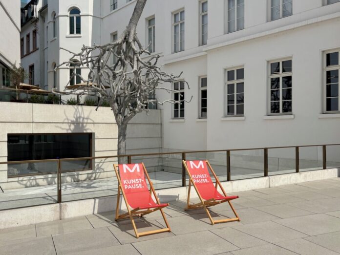 Liegestühle vor dem Jüdischen Museum Frankfurt, Copyright: Kulturamt Stadt Frankfurt am Main