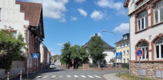 Die temporäre Umgestaltung der Marienstraße mit Minikreisel und Hol-Bring-Zone („Elternhaltestelle“) soll ab dem neuen Schuljahr zu mehr Verkehrssicherheit führen. Foto: Stadt Dieburg