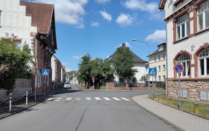 Die temporäre Umgestaltung der Marienstraße mit Minikreisel und Hol-Bring-Zone („Elternhaltestelle“) soll ab dem neuen Schuljahr zu mehr Verkehrssicherheit führen. Foto: Stadt Dieburg