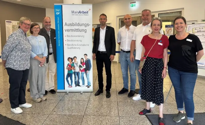 Offen v.l.: Gabriele Lieb, Judith Becker, Jan Pippardt (MainArbeit), Martin Wilhelm (Sozialdezernent Stadt Offenbach), Petar Hotz (Agentur für Arbeit, Offenbach), Joachim Rumpf (MainArbeit), Kristina Tofaute und Susi Seifert (ProArbeit). Foto: MainArbeit