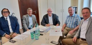 Auf dem Bild v.l.n.r.: Harald Nickel (Rechtsanwalt), Bürgermeister Geza Krebs-Wetzl, Thomas Milde (Notar Knarr & Knopp), 1. Stadtrat Klaus Rinecker, Erich Varnhagen (Projektleiter Sahle Wohnen GmbH & Co. KG) ©SEGG/Gottwald