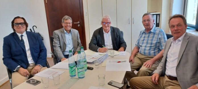 Presse Griesheim 20250807 - Unterzeichnung staedtebaulicher Vertrag Griesheimer Anger ©SEGG-Gottwald Auf dem Bild v.l.n.r.: Harald Nickel (Rechtsanwalt), Bürgermeister Geza Krebs-Wetzl, Thomas Milde (Notar Knarr & Knopp), 1. Stadtrat Klaus Rinecker, Erich Varnhagen (Projektleiter Sahle Wohnen GmbH & Co. KG) ©SEGG/Gottwald