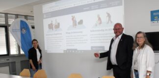 Stefanie Drozdzynski, Bürgermeister Marcus Kretschmann und Gabriela Enderich (v.li.) bei der Vorstellung der neuen Homepage. (Foto: Stadt Riedstadt)
