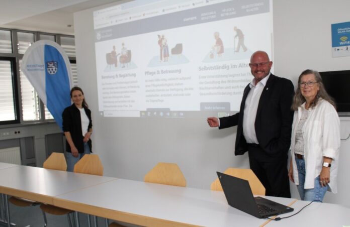 Stefanie Drozdzynski, Bürgermeister Marcus Kretschmann und Gabriela Enderich (v.li.) bei der Vorstellung der neuen Homepage. (Foto: Stadt Riedstadt)