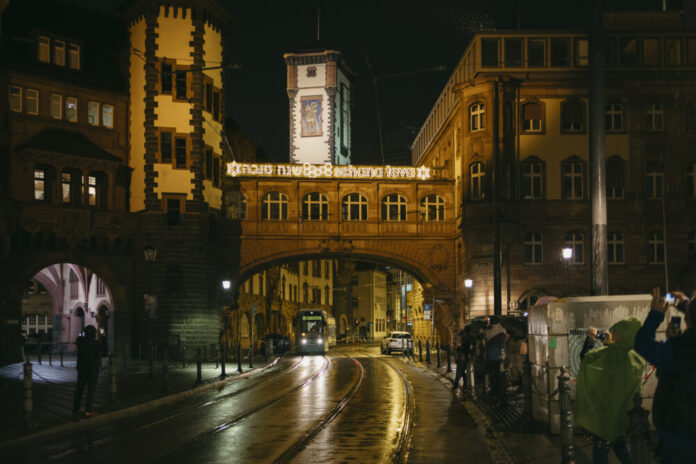 Neujahrsgruss-Shana-Tova-auf-Seufzerbruecke-Copyright-Stadt-Frankfurt-am-Main-Chris-Christes