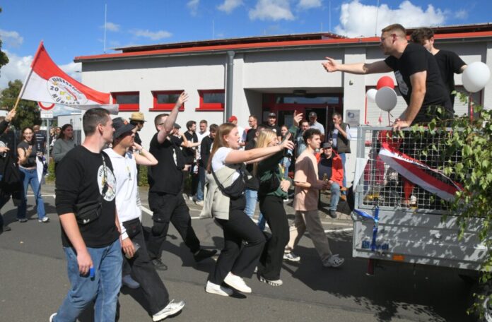 „Dreifache Steigerung“ Münsterer Kerb explodiert Bild 1