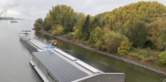 Neues schwimmendes Bootshaus in Schierstein angekommen