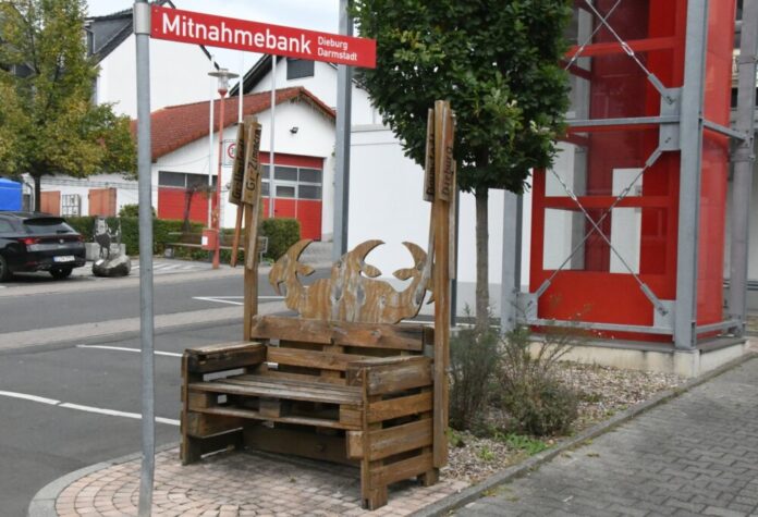 An der Feuerwehr Altheim kriegt eine „Mitfahrbank“ Münster