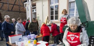 Sonne scheint über dem Kartoffelfest in Rembrücken