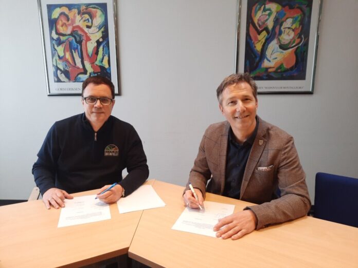 Seligenstadts Bürgermeister Dr. Bastian und Karlsteins Erster Bürgermeister Peter Kreß bei der Unterzeichnung der Beauftragung der Machbarkeitsstudie