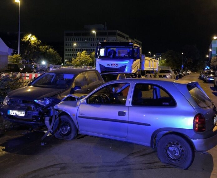 Der verunfallte Opel Corsa und die drei weiteren beschädigten Fahrzeuge.