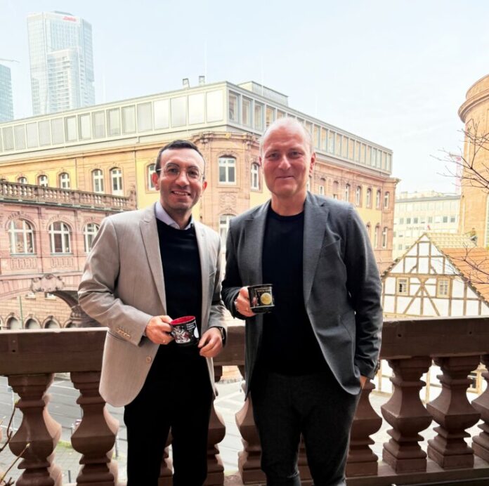 OB-Josef-und-TCF-Feda-Präsentieren-Weihnachtsmarkttasse-Copyright-Visitfrankfurt-Foto-Sabine-Gnau