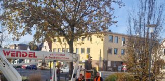 Stadt Griesheim bringt Weihnachtsbeleuchtung an