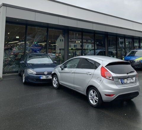Bei dem Unfall entstand Sachschaden an beiden Autos und der Fensterfront.