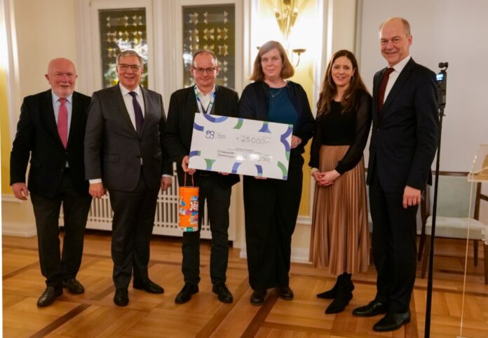 251209-U-bergabe-Scheck-Gruppenbild