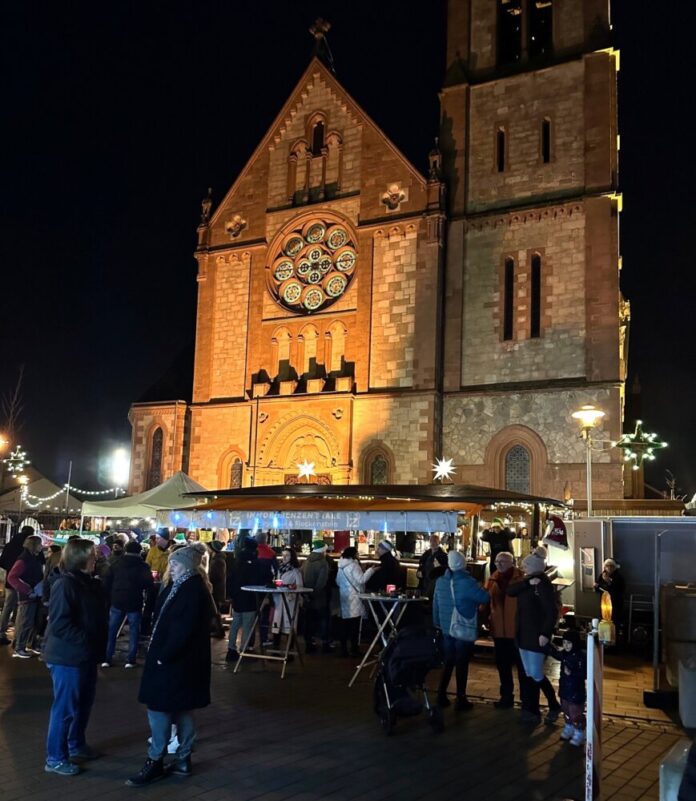 Adventsmarkt Rotes Band und grün-weiße Mützen Rödemark Bild 2