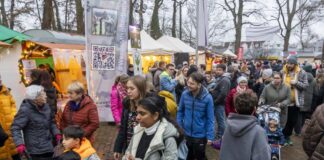 Weihnachtsmarkt rund um die Waldkirche Obertshausen zieht viele Besucher an