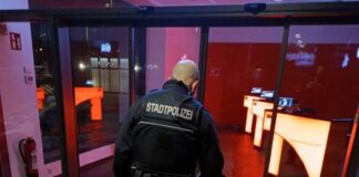 Wiesbadener Stadtpolizei verteilt Tee an Obdachlose