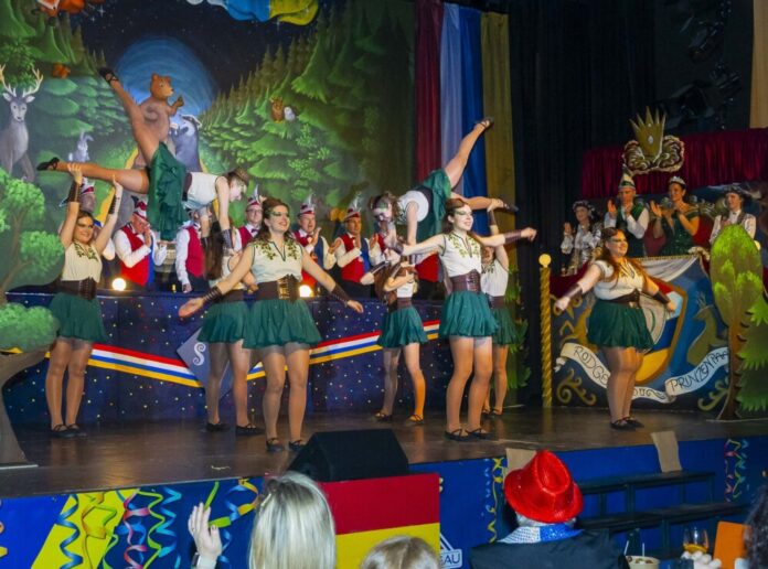 Erste Kostümsitzung der SKG-Fassenachter begeistert die Narrenschar