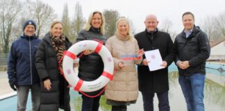 Sportministerin Diana Stolz übergibt Zuwendungsbescheid für Freibad Goddelau