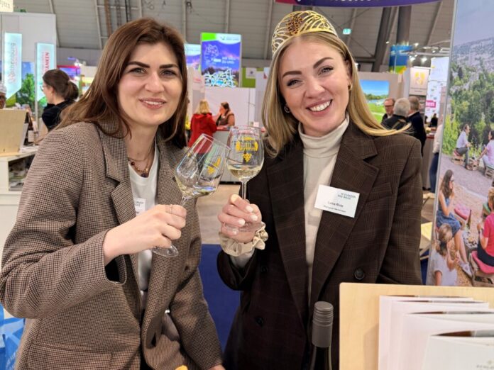 260130__WICM_CMT-2026_Rheingauer-Weinkoenigin-Lena-Roie-WICM-Mitarbeiterin-Franziska-Becker