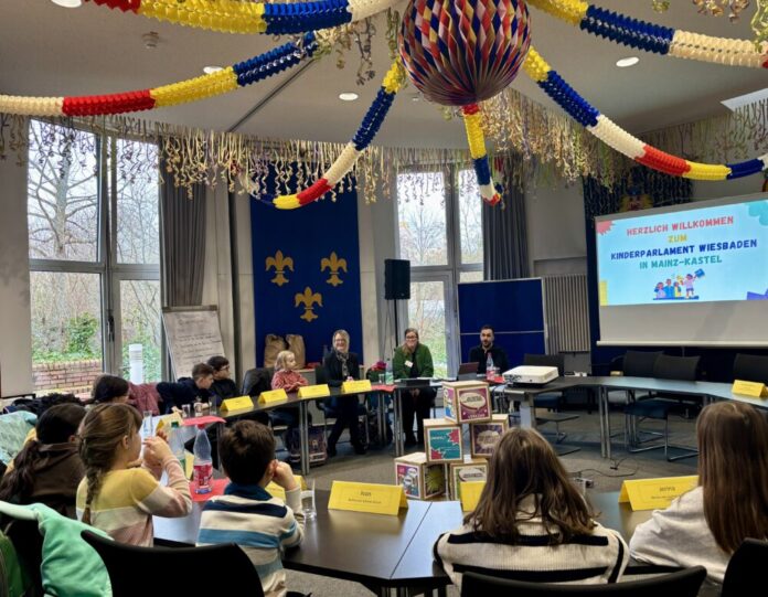 260205-Kinderparlament-Kinder-mit-Patricia-Dr.Becher-Evelyn-Erk-und-Uemit-Guenduez