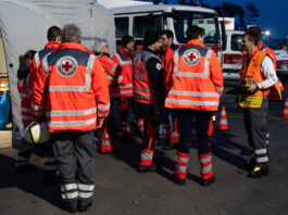 Rettungsdienstverstärkung und Schnelleinsatzgruppen des DRK bei Großbrand im GSI-Helmholtzzentrum