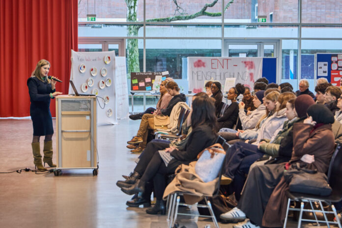 BurgermeisterinNargess-Eskandari-Gruenberg-Liebigschule-Rede-Copyright-Stadt-Frankfurt-am-Main-Foto-Isaak-Papadapoulos