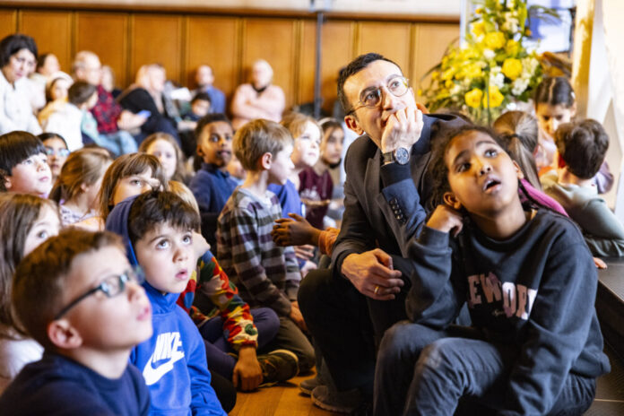 NJE-Kinder-OB-Mike-Josef-mit-Kindern-Copyright-Stadt-Frankfurt-am-Main-Martin-Leissl