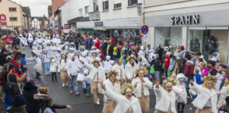 Bunter Lindwurm in Jügesheim mit Herz, Humor und ganz viel Helau