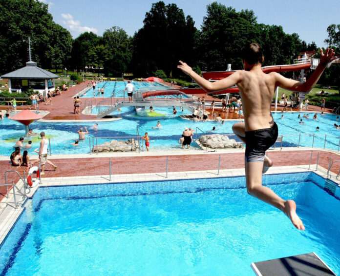 050326Freibad_Springer