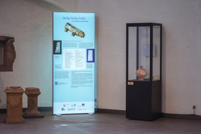 Die-Hochsicherheitsvitrine-Copyright-Archaeologisches-Museum-Frankfurt-Christoph-Boeckheler