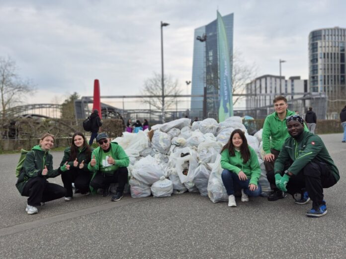 Sauberkeitsbotschafterinnen-und-botschafter-Frankfurt-Cleanup-zentrale-Aktion-Hafenpark-1-Copyright-Stabsstelle-Sauberes-Frankfurt-Felicitas-Binder