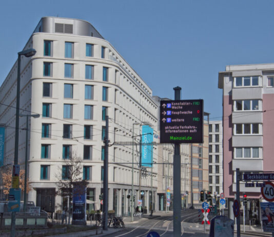 Frankfurter Straßenverkehrsamt nimmt ersten Pilotstandort für Verkehrsleit- und Verkehrinformationstafeln in Betrieb