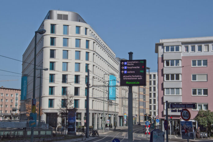 Verkehrsleit-und-informationstafeln-3-Copyright-Stadt-Frankfurt-am-Main-Ingmar-Bolle (1)