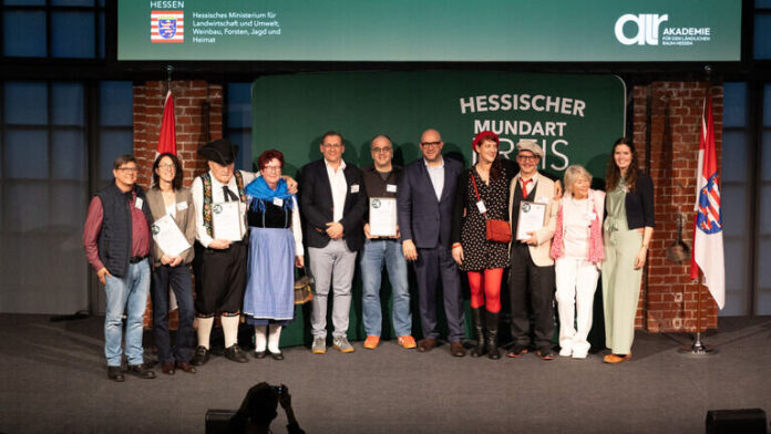 gruppenbild_aller_sieger_mit_heimatminister_ingmar_jung_0