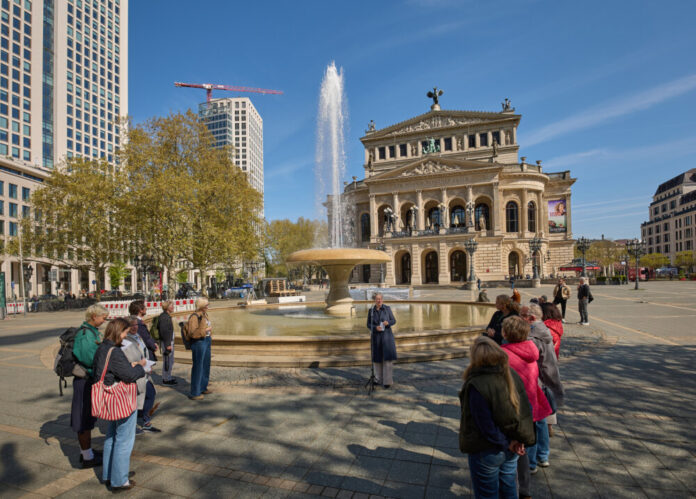 Brunnensaion-Eroeffnung-Ina-Hartwig-Lucae-Brunen-2-Copyright-Stadt-Frankfurt-am-Main-Isaak-Papadopoulos