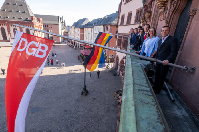 Flaggenhissung-DGB-Empfang-Mahl-der-Arbeit-Copyright-Stadt-Frankfurt-am-Main-Varnhorn