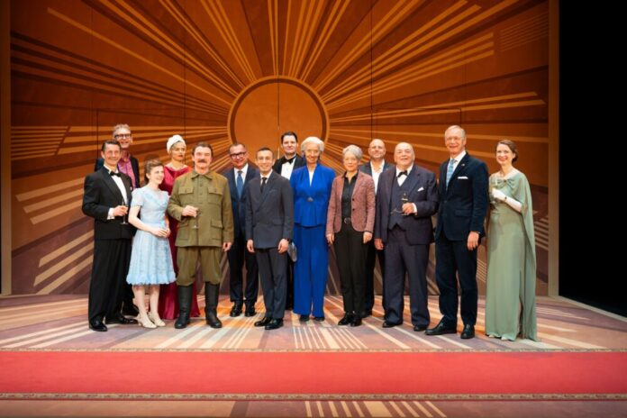 Gruppenfoto-bei-der-Eröffnungsfeier-des-English-Theatre-Mitte-Mike-Josef-Christine-Lagarde-Ina-Hartwig-Copyright-Dirk-Claus-EZB