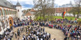 Schwungvolle Darbietung der Stadtkapelle Seligenstadt im Klosterhof