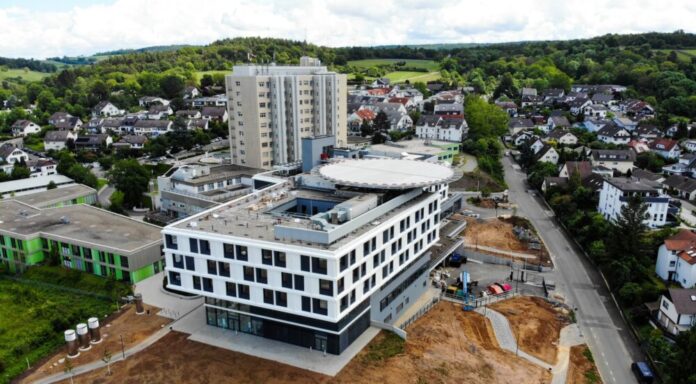Neubau Groß-Umstadt mit Zentrum für seelische Gesundheit (grünes Gebäude links) und dem Altbau im Hintergrund (Hochhaus)