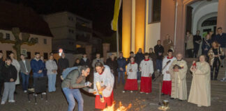 Osterfeuer in Heusenstamm als Zeichen für Licht, Wärme und neues Leben
