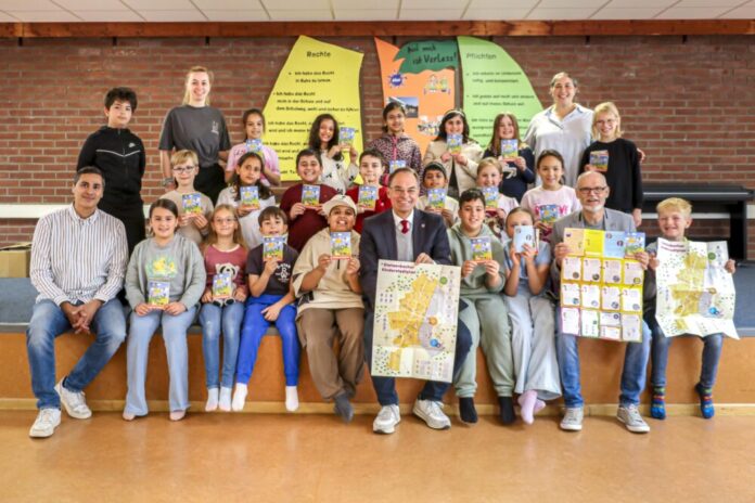 Übergabe des Dietzenbacher Kinderstadtplans