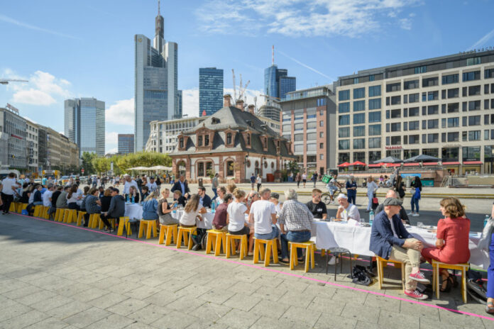 Begegnun-an-der-langen-Tafel-Copyright-Stadtplanungsamt-Stadt-Frankfurt-am-Main-Foto-Moritz-Bernoully