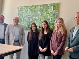 Kunst belebt Bürotrakt in Erbach: EGS-Schülerinnen gestalten eindrucksvolles Gemälde