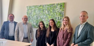 Kunst belebt Bürotrakt in Erbach: EGS-Schülerinnen gestalten eindrucksvolles Gemälde