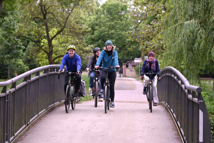 Micha-Anouk-Yoscha-und-Martha-von-der-FÖJ-AG-beim-Kilometer-Sammeln-im-Brentanopark-Copyright-Umweltlernen-in-Frankfurt